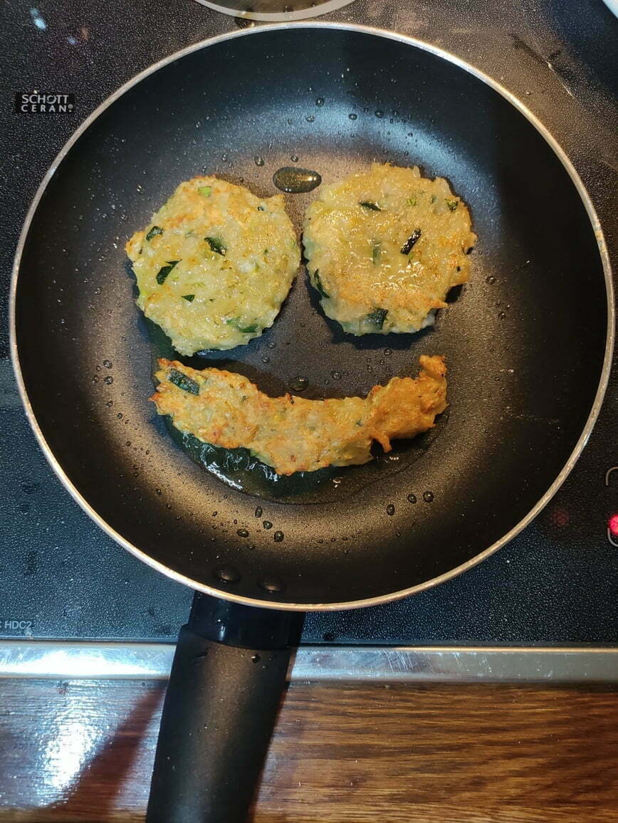 hamburguesa-y-patatas-fritas-de-calabacin