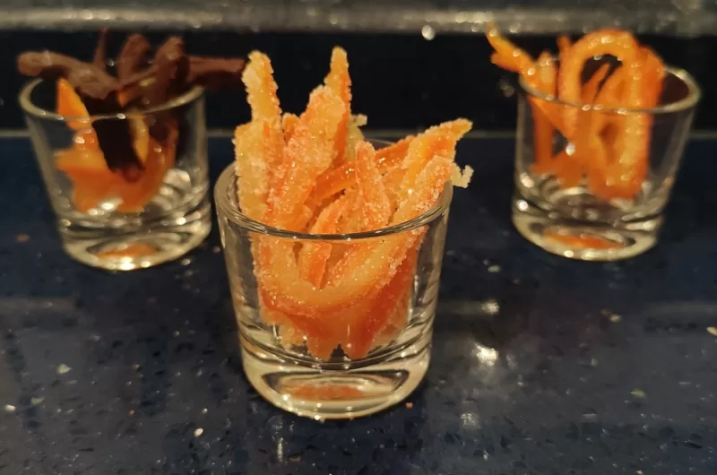 Cáscara de naranja confitada