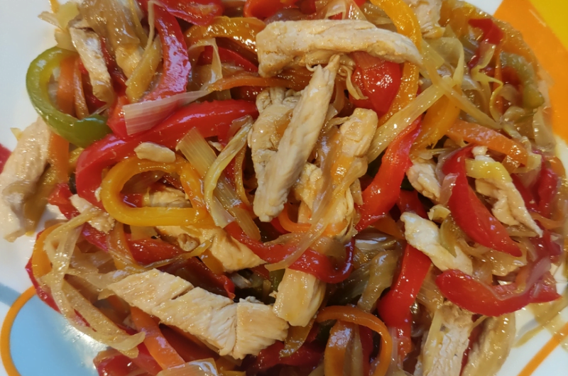 Pollo con verduras y soja estilo chino