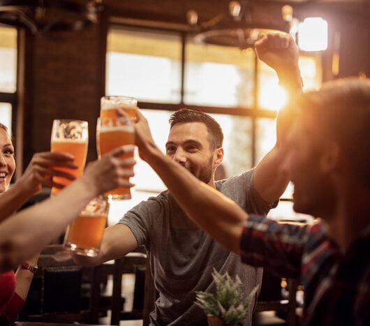 cerveza sin alcohol bebida en bar con amigos