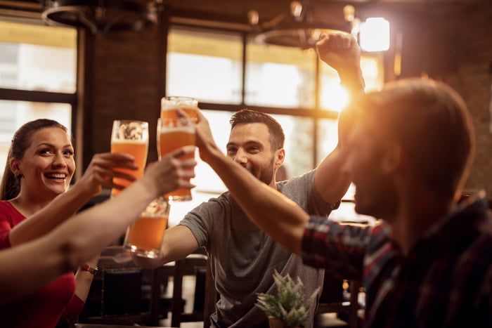 cerveza sin alcohol bebida en bar con amigos